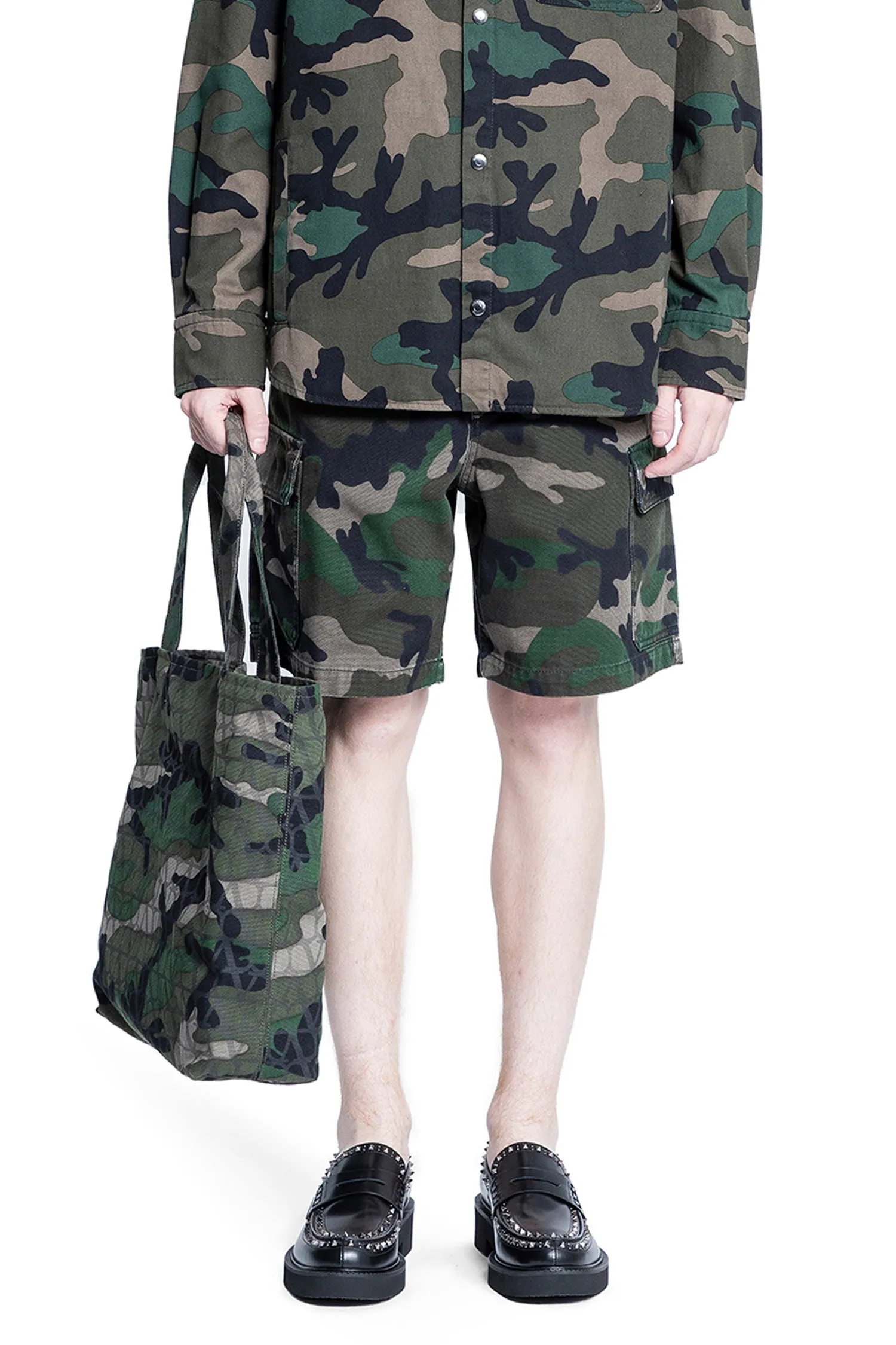 valentino signature v camouflage cargo shorts